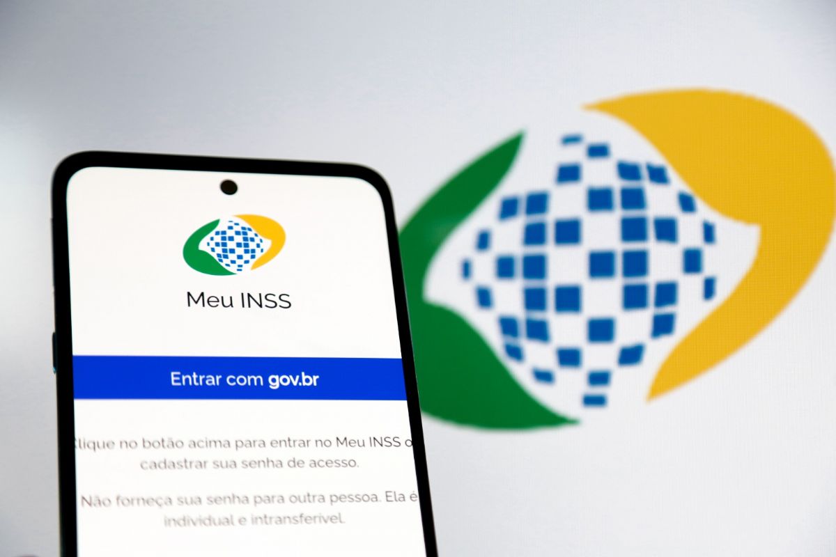 Aposentados e pensionistas do INSS começaram a receber 13º nesta sexta