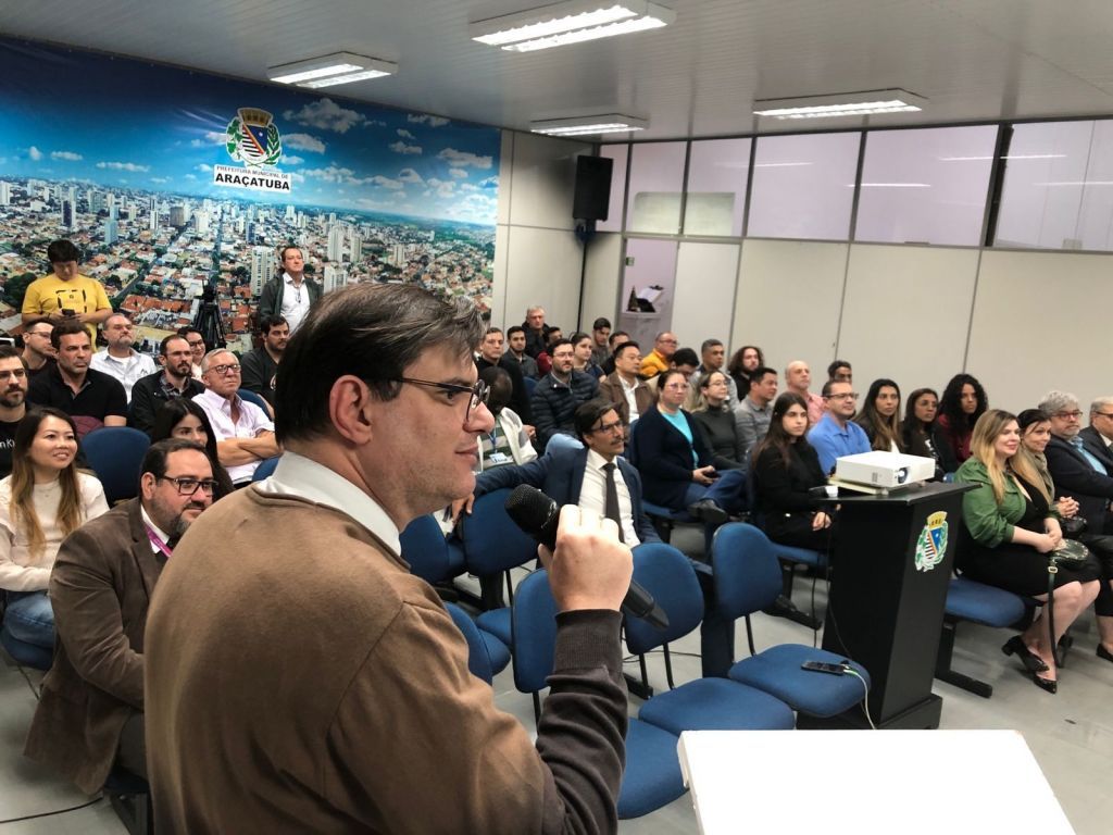 Jurista Ives Gandra participa de colóquio da Prefeitura de Araçatuba - O secretário Arthur Souza Júnior durante a palestra on-line com Ives Gandra Jurista Ives Gandra participa de colóquio da Prefeitura de Araçatuba - O secretário Arthur Souza Júnior durante a palestra on-line com Ives Gandra