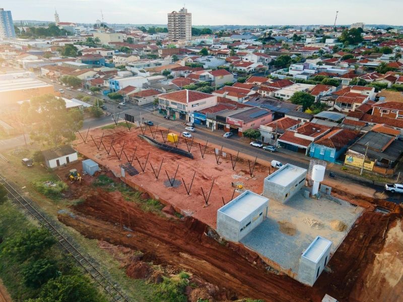 Cobertura do novo Mercadão de Andradina avança e transforma paisagem no Centro da cidade - Obras do Mercadão entram na fase final de infraestrutura Cobertura do novo Mercadão de Andradina avança e transforma paisagem no Centro da cidade - Obras do Mercadão entram na fase final de infraestrutura