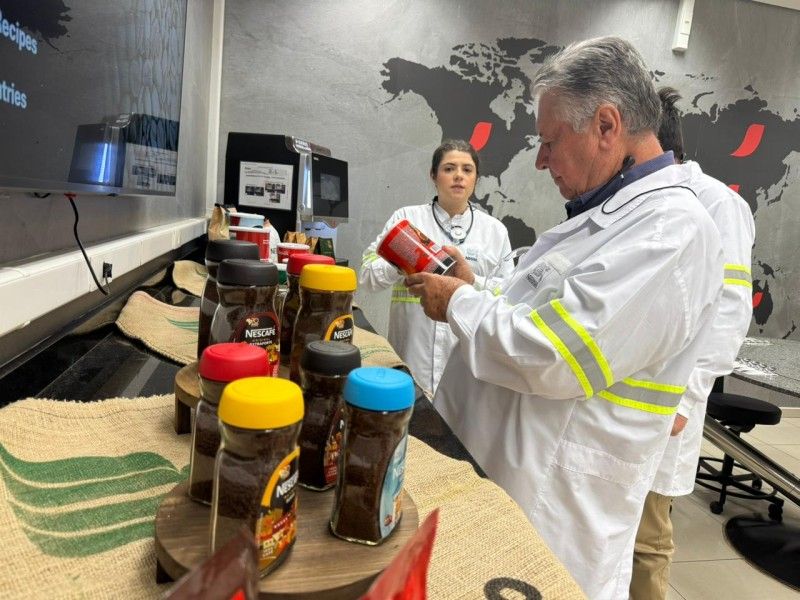 Nestlé anuncia investimento de R$ 1 bilhão na fábrica de Araras e reforça papel estratégico da unidade - Os produtos Nescafé produzidos em Araras sendo apresentados ao prefeito Irineu Maretto