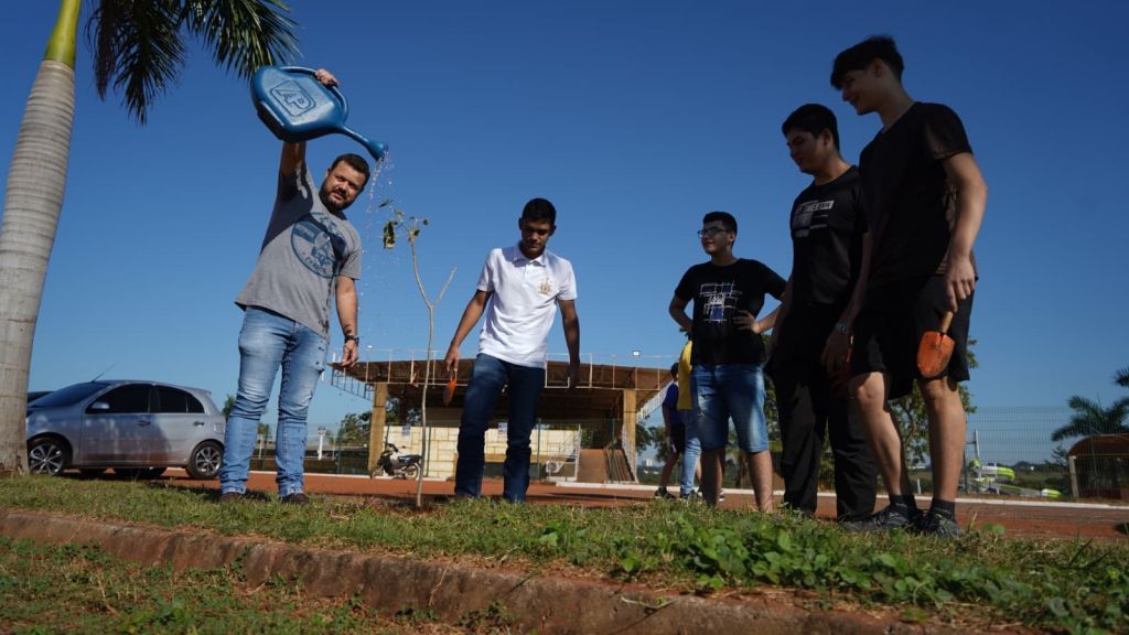 Araçatuba planta 50 mudas nativas e antecipa ações da Semana do Meio Ambiente - Plantio coletivo reforça programa de arborização em Araçatuba Araçatuba planta 50 mudas nativas e antecipa ações da Semana do Meio Ambiente - Plantio coletivo reforça programa de arborização em Araçatuba