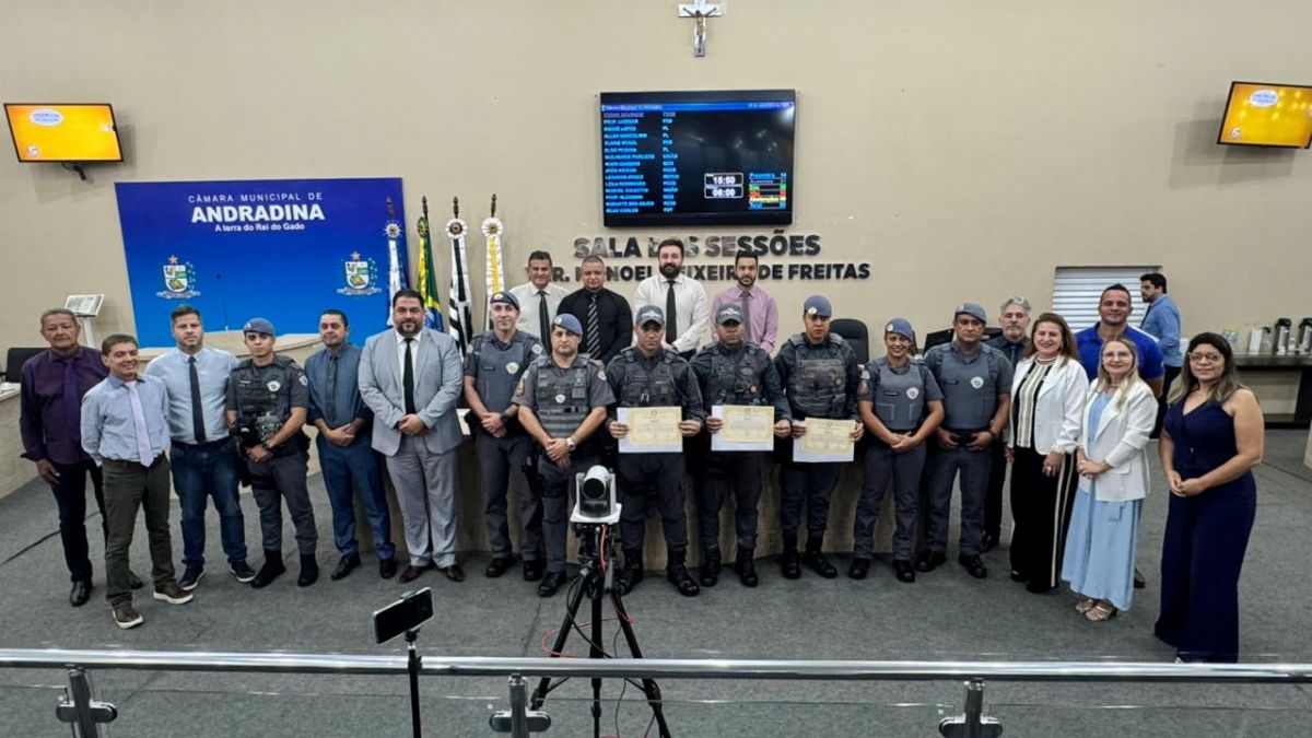 Câmara de Andradina homenageia soldados da PM por ato heroico que salvou uma vida - Polícia Militar recebe homenagem após ato heroico em Andradina Câmara de Andradina homenageia soldados da PM por ato heroico que salvou uma vida - Polícia Militar recebe homenagem após ato heroico em Andradina