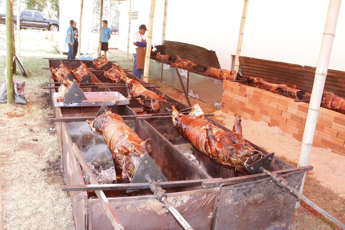 Festa do Porco no Rolete agita Andradina neste domingo com tradição, sabor e solidariedade - Porco no rolete em Andradina (SP)