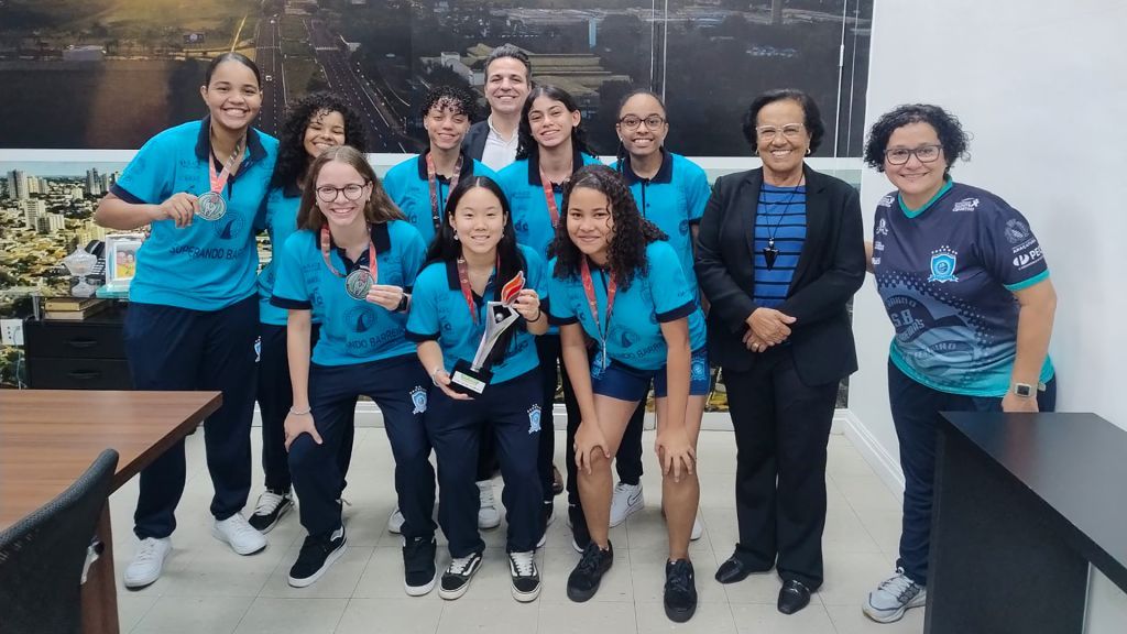 Time feminino de futsal de Araçatuba é recebido por Zanatta após vice-campeonato estadual - Prefeito recebe atletas do futsal feminino, vice-campeãs estaduais Time feminino de futsal de Araçatuba é recebido por Zanatta após vice-campeonato estadual - Prefeito recebe atletas do futsal feminino, vice-campeãs estaduais