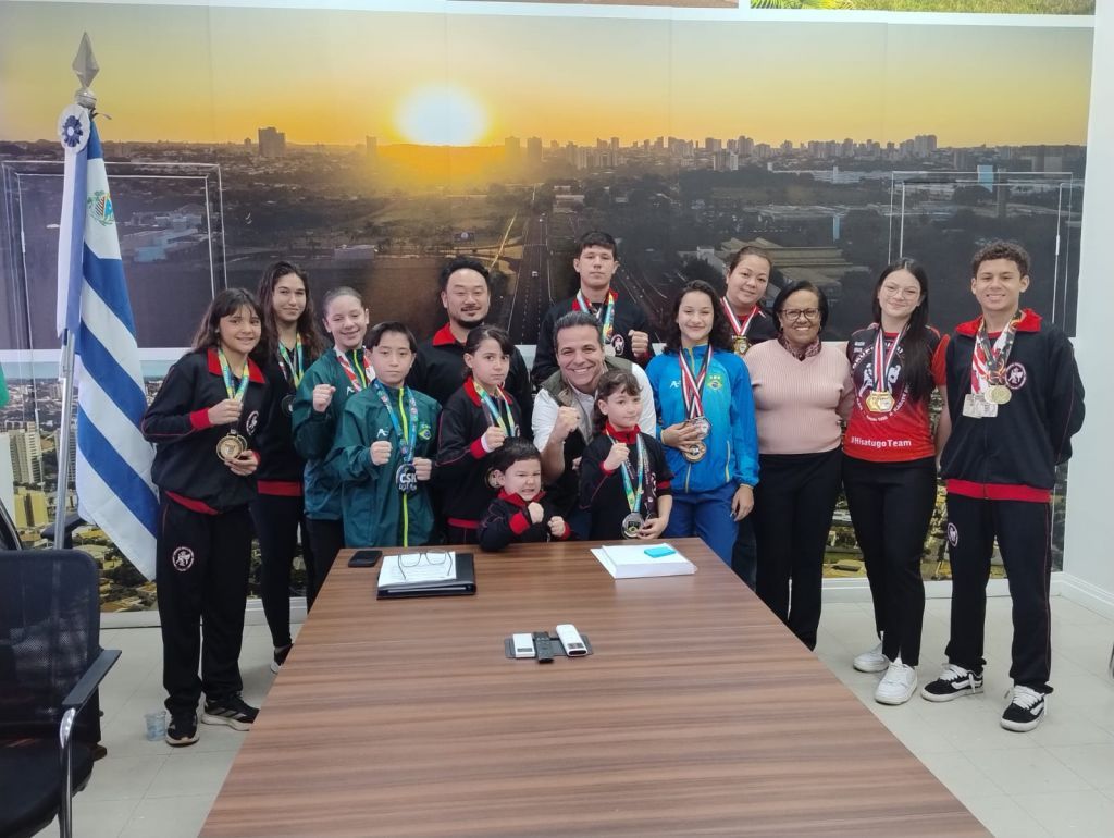 Atletas de karatê de Araçatuba são recebidos por prefeito antes de competições nacional e internacional - Prefeito recebe karatecas de Araçatuba em visita ao Paço Municipal