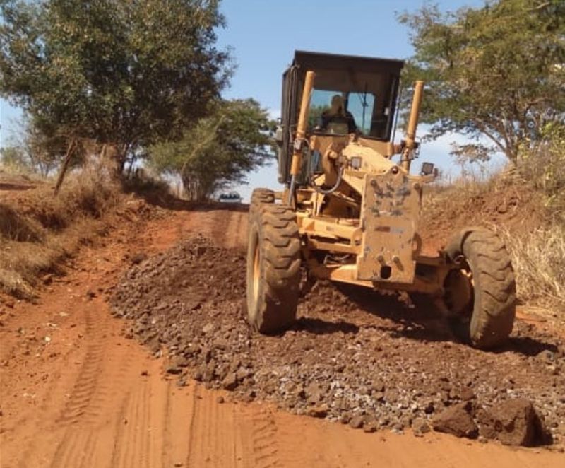 Prefeitura de Andradina intensifica melhorias nas estradas rurais com patrolamento no Timboré Palomares - Prefeitura de Andradina recupera estradas no Timboré Palomares