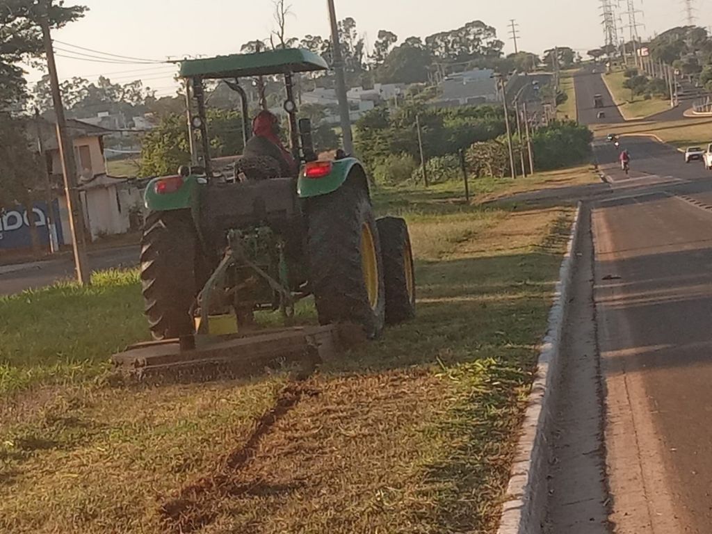 Araçatuba intensifica manutenção urbana e rural com ações no fim de semana - Prefeitura de Araçatuba atua no fim de semana para manter áreas públicas e estradas rurais Araçatuba intensifica manutenção urbana e rural com ações no fim de semana - Prefeitura de Araçatuba atua no fim de semana para manter áreas públicas e estradas rurais