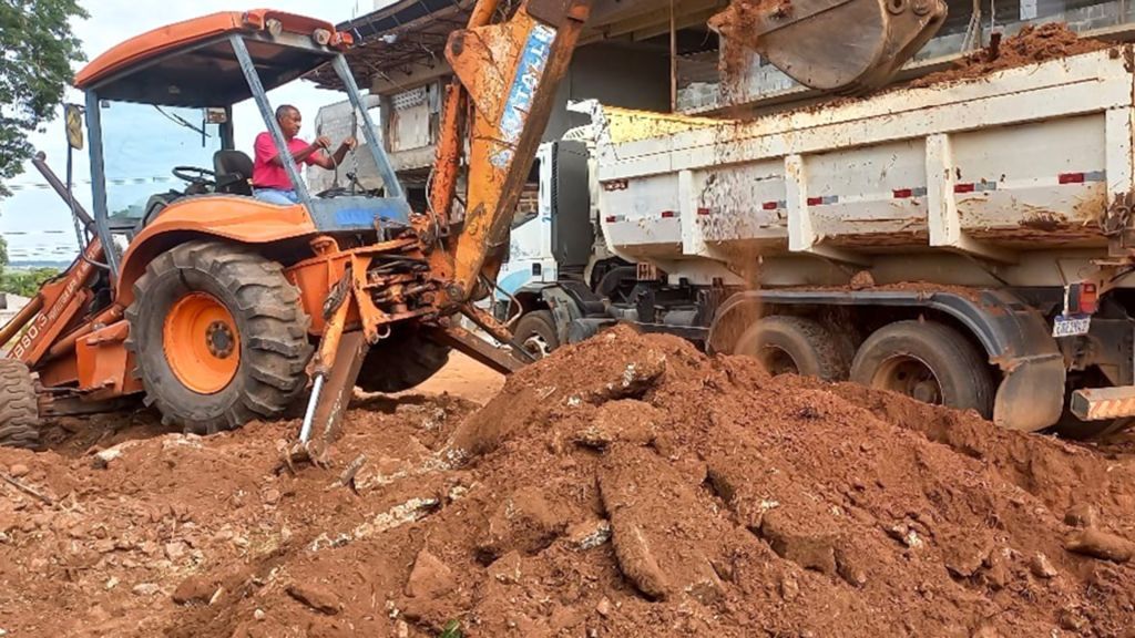 Prefeitura de Araçatuba inicia pavimentação de trecho estratégico na Rua Amazonas para melhorar acesso ao AME - Prefeitura de Araçatuba inicia obra de pavimentação na Rua Amazonas, na Vila Mendonça Prefeitura de Araçatuba inicia pavimentação de trecho estratégico na Rua Amazonas para melhorar acesso ao AME - Prefeitura de Araçatuba inicia obra de pavimentação na Rua Amazonas, na Vila Mendonça