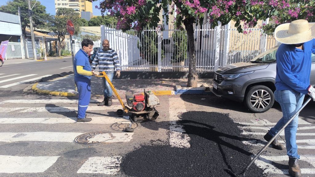 Prefeitura de Araçatuba realiza manutenção em ruas e áreas de lazer - Prefeitura de Araçatuba realiza ações de recuperação asfáltica e manutenção de praças Prefeitura de Araçatuba realiza manutenção em ruas e áreas de lazer - Prefeitura de Araçatuba realiza ações de recuperação asfáltica e manutenção de praças