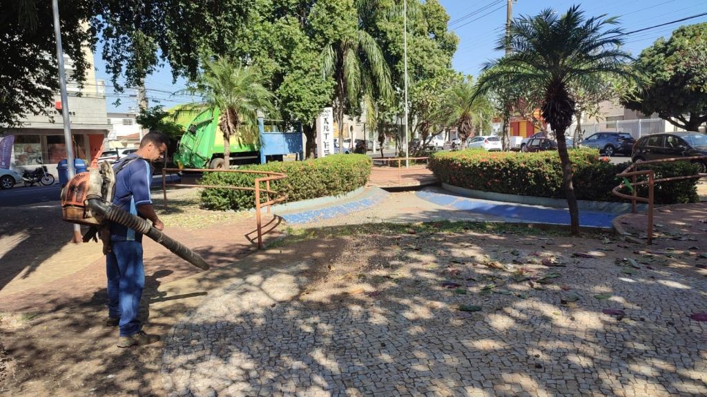 Prefeitura de Araçatuba realiza limpeza em cinco praças públicas e reforça apelo por descarte correto de resíduos - Prefeitura de Araçatuba realiza limpeza em praças e reforça manutenção urbana Prefeitura de Araçatuba realiza limpeza em cinco praças públicas e reforça apelo por descarte correto de resíduos - Prefeitura de Araçatuba realiza limpeza em praças e reforça manutenção urbana
