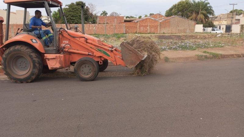 Andradina intensifica limpeza de guias de sarjeta e canteiros nos bairros - Prefeitura realiza limpeza de guias e canteiros em Andradina