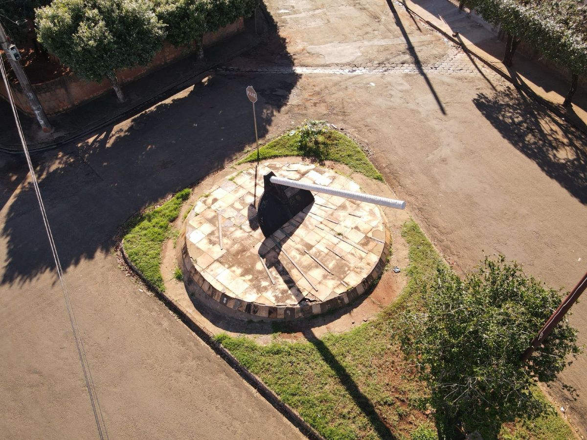 Prefeitura de Andradina vai revitalizar monumento que homenageia a força do povo na Vila Botega - Prefeitura vai revitalizar monumento da “enxada” na Botega