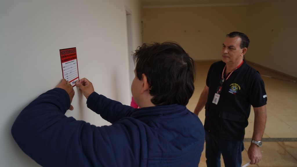 Araçatuba lança ação inédita com o Creci para vistoriar imóveis fechados e combater a dengue - Quase 150 imóveis fechados de Araçatuba são vistoriados em ação conjunta inédita contra o Aedes aegypti