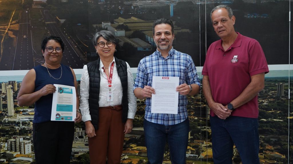 Sesi doa 38 mil livros para alunos da rede municipal de Araçatuba com foco em leitura e formação de professores - Sesi Araçatuba vai doar 38 mil livros à Educação Municipal Heloísa Helena (esq.), Helena Nakamune, Lucas Zanatta e Ataliba Mendonça