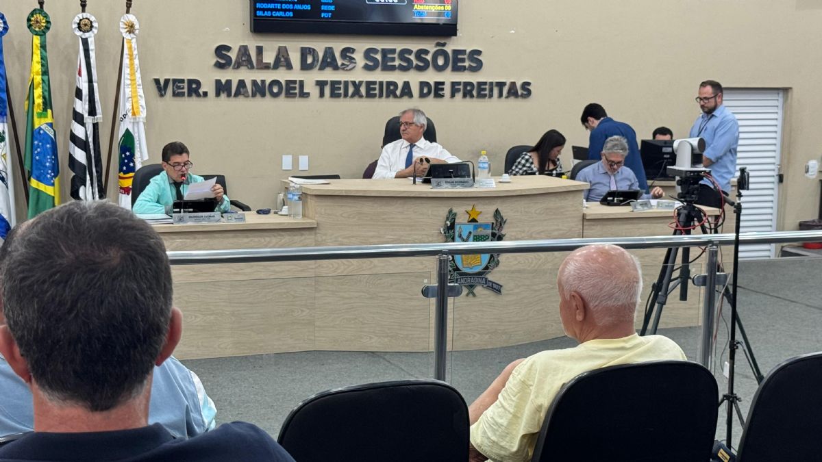 Câmara de Andradina aprova homenagens e novas regras para servidores em sessão ordinária - Sessão da Câmara de Andradina destaca memoria histórica e mudanças no serviço publico Câmara de Andradina aprova homenagens e novas regras para servidores em sessão ordinária - Sessão da Câmara de Andradina destaca memoria histórica e mudanças no serviço publico