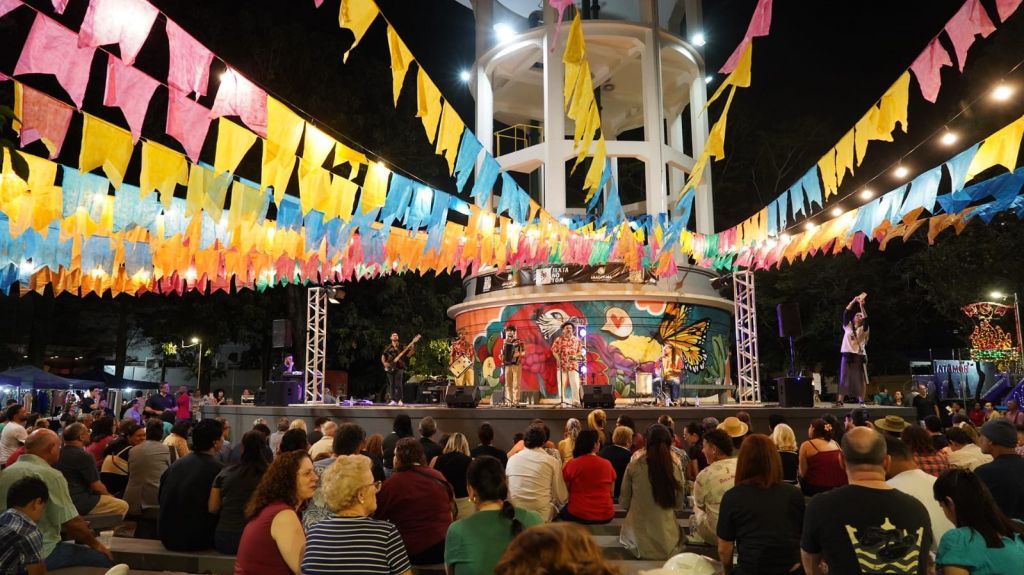 “Sexta no Tom” leva forró, cultura e solidariedade à Praça João Pessoa durante o Juninão de Araçatuba - Sexta no Tom movimentou Praça João Pessoa com música, dança e barracas típicas