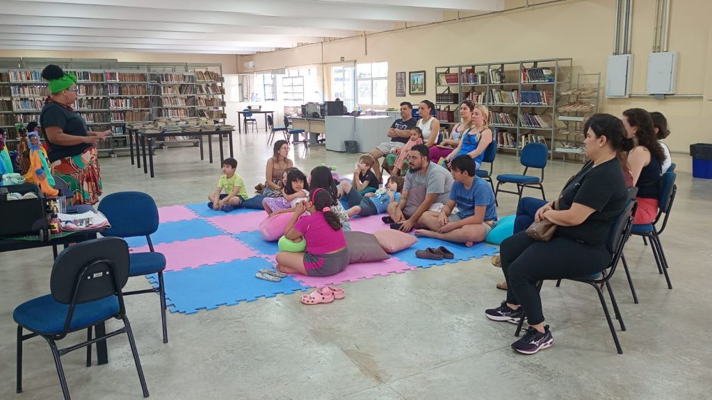 Biblioteca Rubens do Amaral promove “Tarde Encantada” com foco no folclore brasileiro - Tarde Encantada reune familias na Biblioteca Municipal
