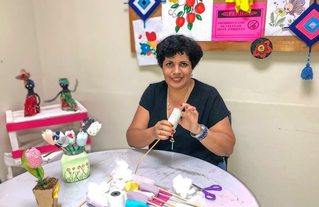 "Hoje tenho esperança": moradora de Araçatuba transforma a vida após terapia no Caps-Adulto - Terapia no Caps faz manicure mudar de vida e voltar a estudar em Araçatuba