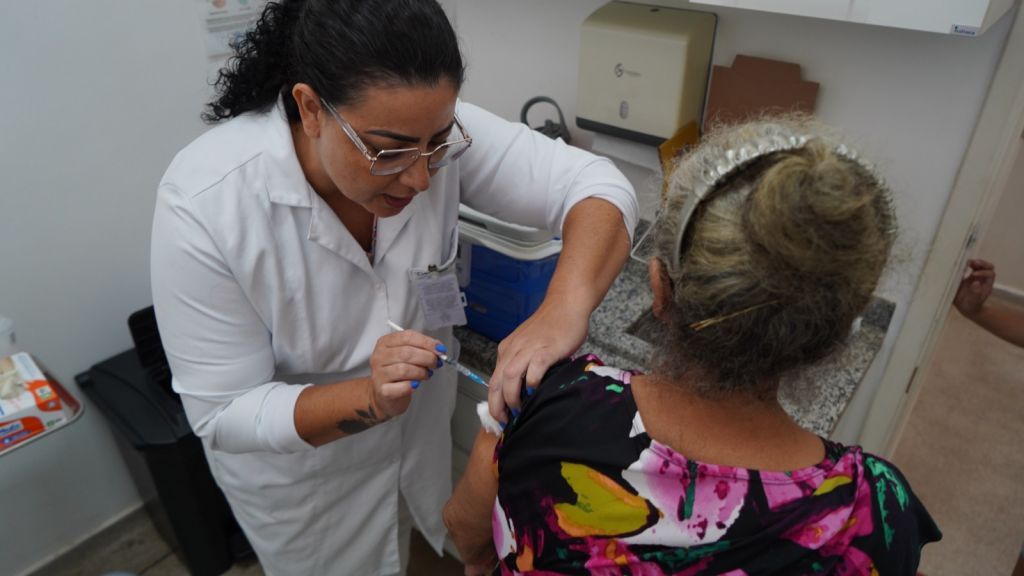 Campanha de vacinação contra a gripe chega a 44 mil doses aplicadas em Araçatuba - Vacinação em Araçatuba Campanha de vacinação contra a gripe chega a 44 mil doses aplicadas em Araçatuba - Vacinação em Araçatuba