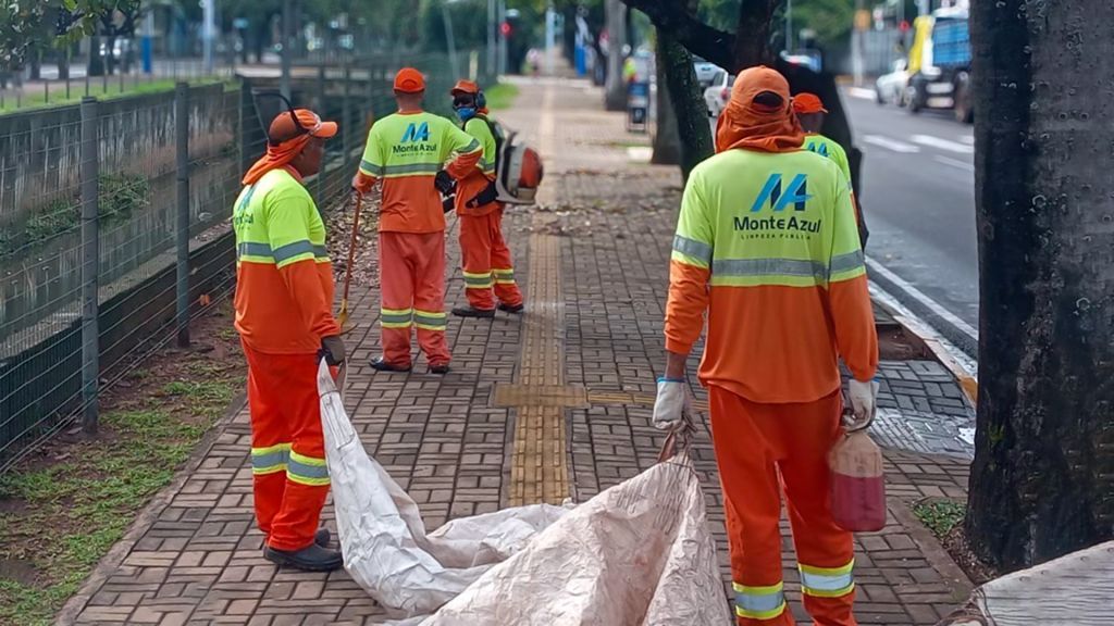 Prefeitura realiza limpeza urbana em vários bairros de Araçatuba - Varrição na calçada da Avenida Joaquim Pompeu de Toledo Prefeitura realiza limpeza urbana em vários bairros de Araçatuba - Varrição na calçada da Avenida Joaquim Pompeu de Toledo